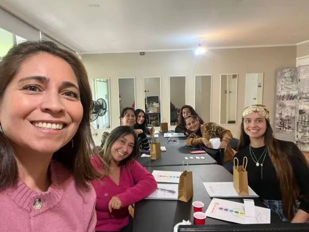 Estudiantes de Casa Muladhara, clase práctica · péndulo hebreo