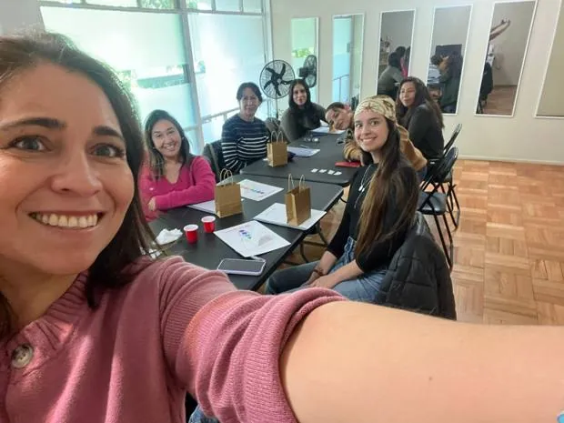 Estudiantes de Casa Muladhara, clase práctica · péndulo hebreo